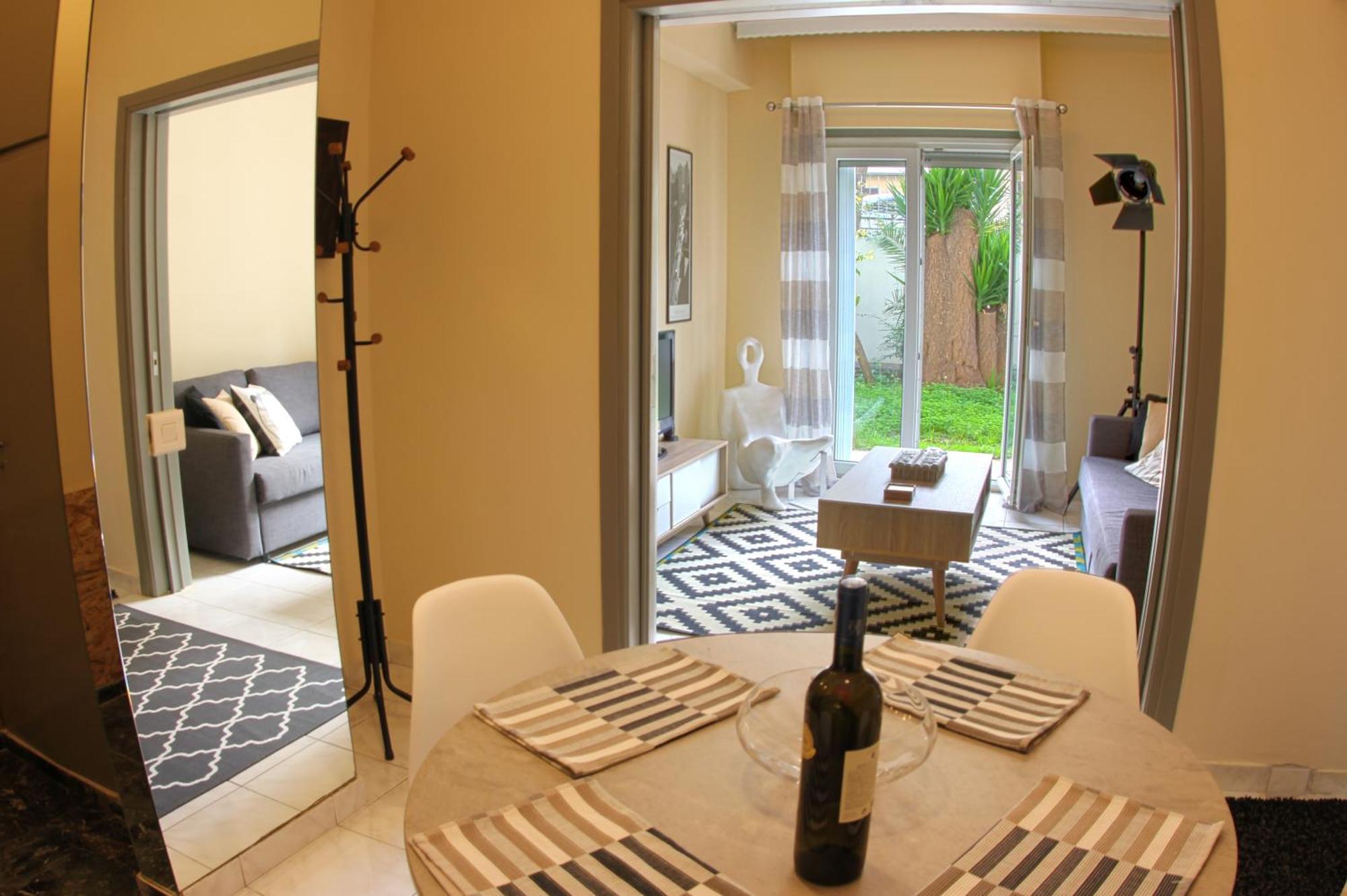 Stylish City Center Garden Apartment Atene Esterno foto